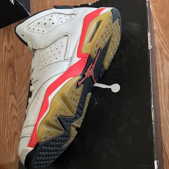 Women’s Size 7 Jordan 6 white/infrared - Picture 3 of 4